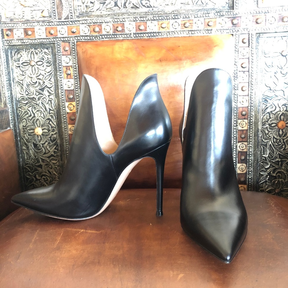 NEW Gianvito Rossi pointed-toe Bootie